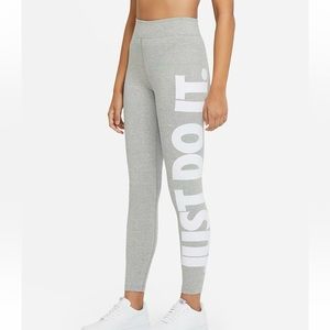 Nike High-Waisted Graphic Leggings - Size M